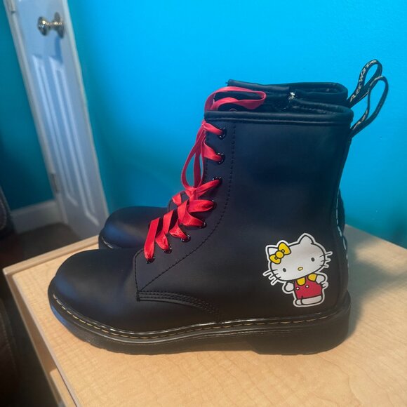 Dr. Martens x Hello Kitty combat boots ~ 7 ~ rare - Picture 3 of 8